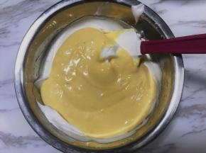 将拌好的蛋黄糊全部倒入蛋白糊中，翻拌均匀。