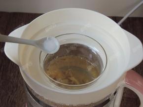 程序结束之后，打开盖子，放入适量细盐