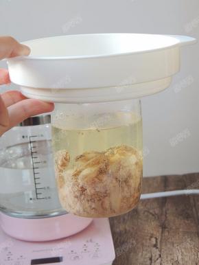 取出炖盅就可以食用啦，小心烫伤，白色的圈可以很安全的取出炖盅