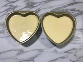 将拌好的蛋糕糊倒入模具，轻轻在桌子上磕3下，震出里面的大气泡后放入装水的烤盘中。