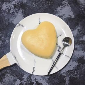 出炉后晾凉即可轻易从模具中脱出，冷藏一晚后食用口感更佳。