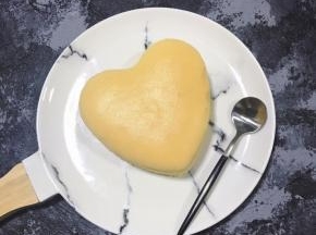 出炉后晾凉即可轻易从模具中脱出，冷藏一晚后食用口感更佳。