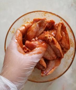 5.用手抓拌均匀。