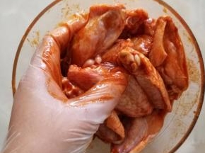 5.用手抓拌均匀。