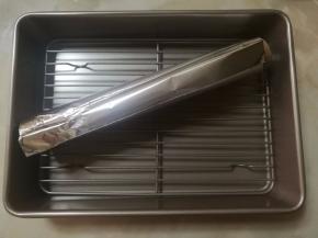 7.准备方便烤鸡翅的烤盘一个，这种带架子的烤盘很实用。