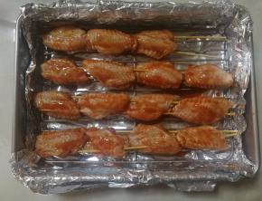 10.鸡翅放在烤网上，有烤网的好处是鸡翅不用翻面烤，烤出来的多余油脂会掉下去。