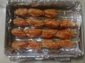 10.鸡翅放在烤网上，有烤网的好处是鸡翅不用翻面烤，烤出来的多余油脂会掉下去。