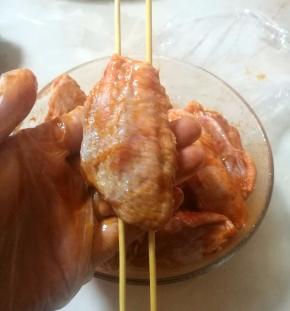 9.可以用两根竹签把鸡翅串起来，没有竹签可不用。