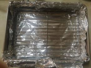 8.用保鲜膜垫好烤盘底部，省的清洗，到时候直接把锡纸拿掉一扔就好了。