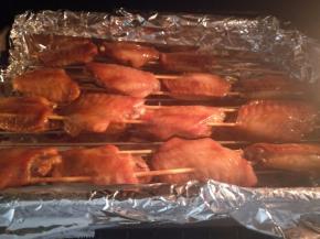 11.烤箱预热十分钟，鸡翅放中层，上下火200度烤25分钟。