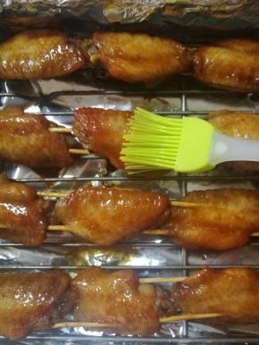 13.烤好的鸡翅乘热刷上一层蜂蜜水。