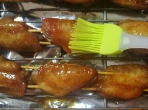 13.烤好的鸡翅乘热刷上一层蜂蜜水。