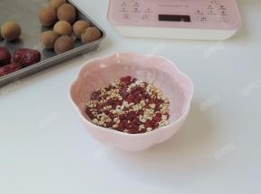 红小豆和薏米清洗干净，加水浸泡2个小时以上
