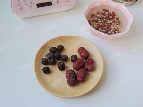 红枣洗净，桂圆干去壳