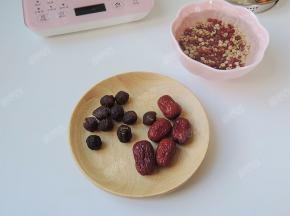 红枣洗净，桂圆干去壳