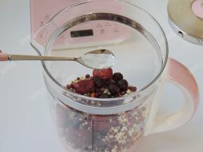 加入两小粒冰糖