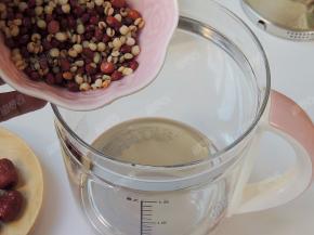 将浸泡好的红豆薏米放入养生壶内