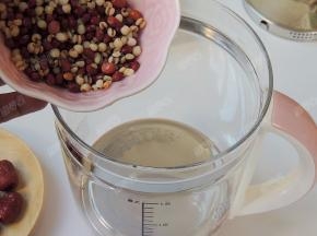 将浸泡好的红豆薏米放入养生壶内