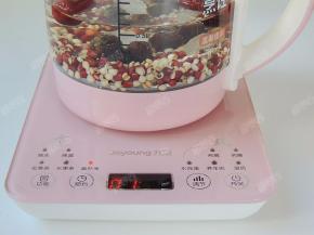 养生壶接通电源，选择“滋补汤”程序