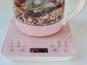 养生壶接通电源，选择“滋补汤”程序