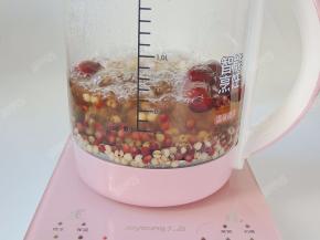 “粉小甜”开始工作咯。通透的玻璃材质，可以很清楚的看见跳舞的红豆和薏米们