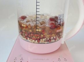 “粉小甜”开始工作咯。通透的玻璃材质，可以很清楚的看见跳舞的红豆和薏米们