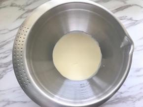 淡奶油打发到7成，有纹路可缓慢流动即可。