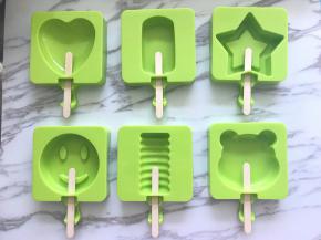 在屋诺雪糕模具中插入自带的雪糕棒。