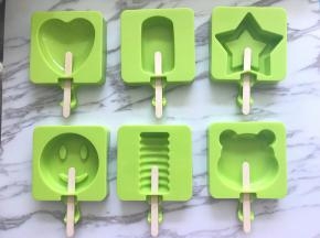 在屋诺雪糕模具中插入自带的雪糕棒。