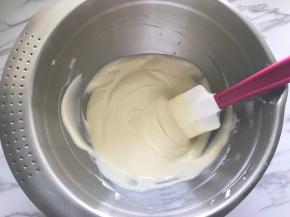 将打好的淡奶油与酸奶混合均匀。