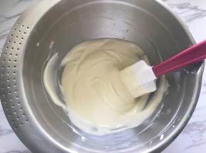 将打好的淡奶油与酸奶混合均匀。