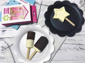 脱模的雪糕迅速蘸上巧克力酱，雪糕表面的冰霜会立刻使巧克力酱凝固，变成巧克力脆皮雪糕。