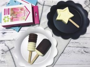 脱模的雪糕迅速蘸上巧克力酱，雪糕表面的冰霜会立刻使巧克力酱凝固，变成巧克力脆皮雪糕。