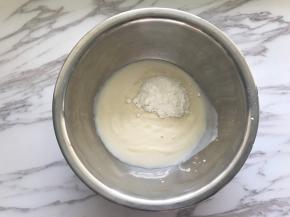 酸奶中加入糖粉，搅拌均匀。