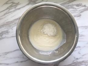酸奶中加入糖粉，搅拌均匀。