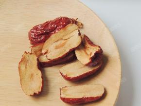 红枣洗净切片去核