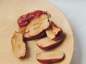 红枣洗净切片去核