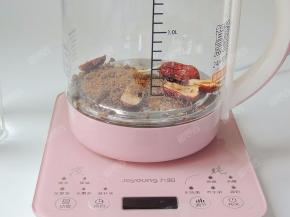 将所有食材放入养生壶内