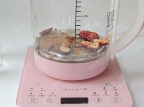 将所有食材放入养生壶内