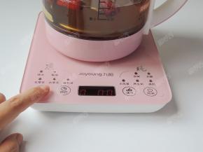 养生壶接通电源，手指轻触选择“滋补汤”程序