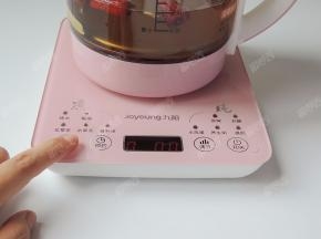 养生壶接通电源，手指轻触选择“滋补汤”程序