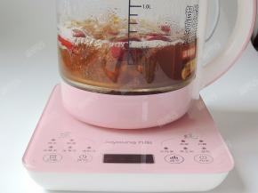 “粉小甜”开始工作啦。升温很快，立刻便沸腾。透过通透的玻璃壶身看食材在里翻滚，颜色互相交错，仿佛在跳舞一般