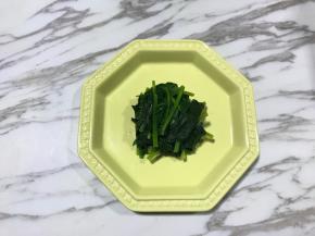 菠菜切段焯水后装入盘中备用。