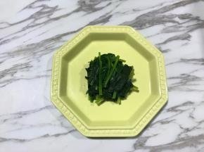 菠菜切段焯水后装入盘中备用。
