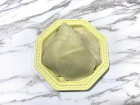 饺子皮煮熟后过下凉开水，捞出后摆在菠菜上面。