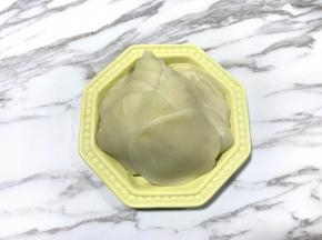 饺子皮煮熟后过下凉开水，捞出后摆在菠菜上面。