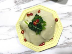 表面放少许菠菜、红辣椒点缀。