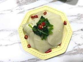 表面放少许菠菜、红辣椒点缀。