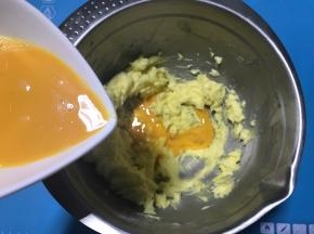 分3次加入全蛋液，搅打均匀。