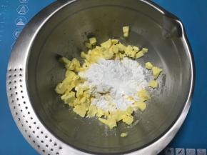 黄油切小块软化后加入糖粉，用电动打蛋器搅打至泛白膨胀。